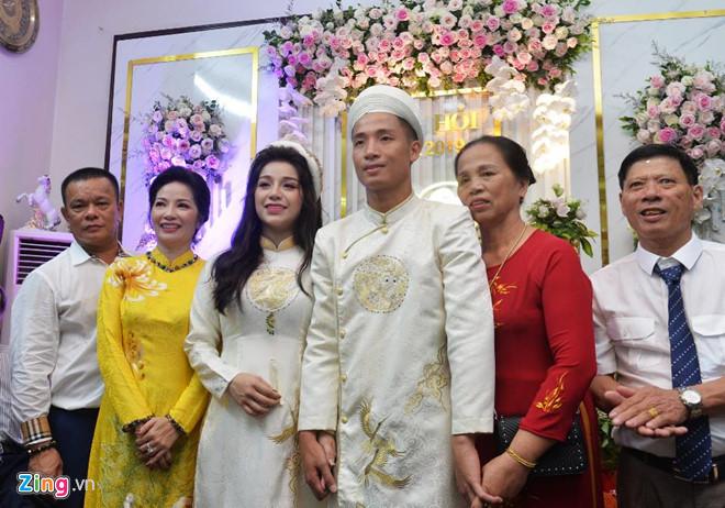 Mặt lộ rõ vẻ hạnh phúc lại còn ân cần chăm sóc vợ tương lai, Bùi Tiến Dũng khiến người xung quanh liêu xiêu vì quá tình-3