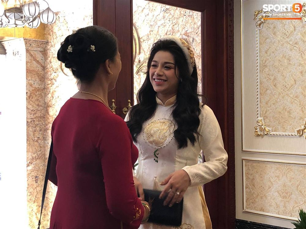 Mặt lộ rõ vẻ hạnh phúc lại còn ân cần chăm sóc vợ tương lai, Bùi Tiến Dũng khiến người xung quanh liêu xiêu vì quá tình-6