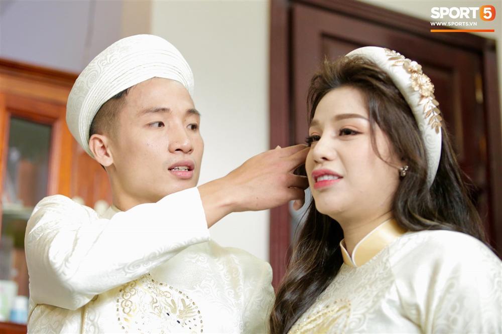 Mặt lộ rõ vẻ hạnh phúc lại còn ân cần chăm sóc vợ tương lai, Bùi Tiến Dũng khiến người xung quanh liêu xiêu vì quá tình-7