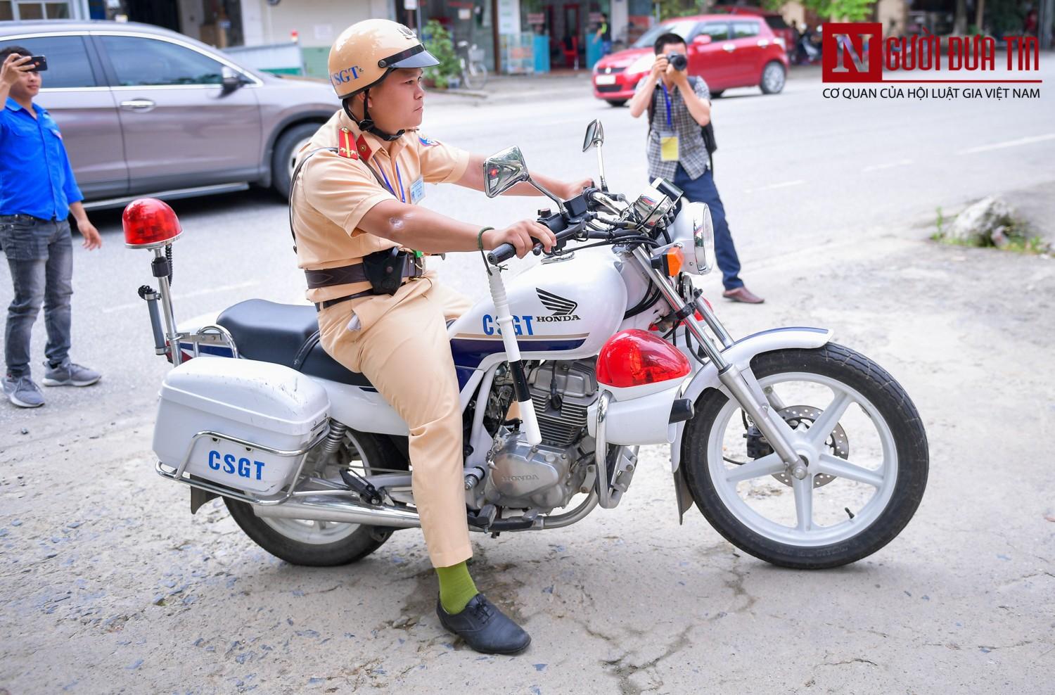 Hà Giang: Lại một thí sinh ngủ quên, CSGT sử dụng xe chuyên dụng đưa đến điểm thi-2