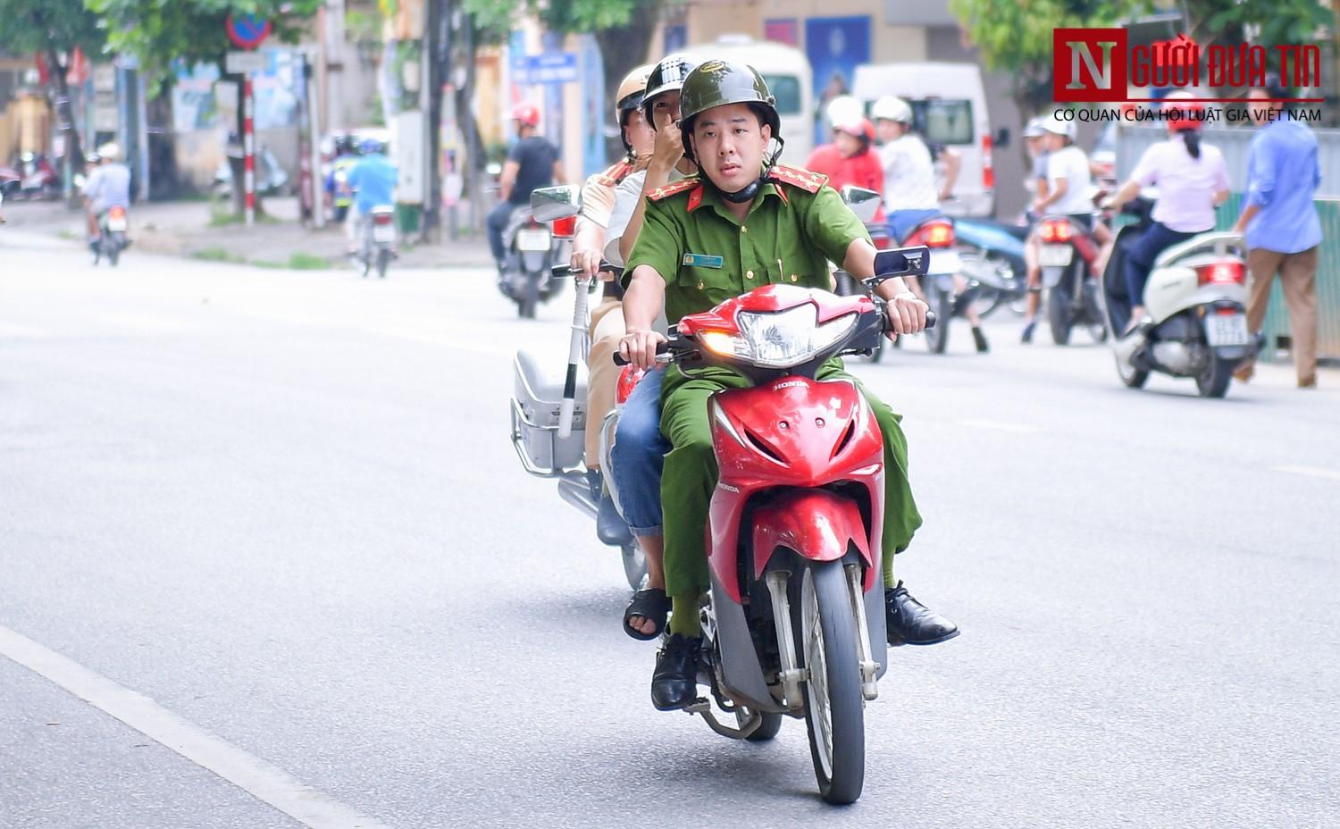 Hà Giang: Lại một thí sinh ngủ quên, CSGT sử dụng xe chuyên dụng đưa đến điểm thi-3