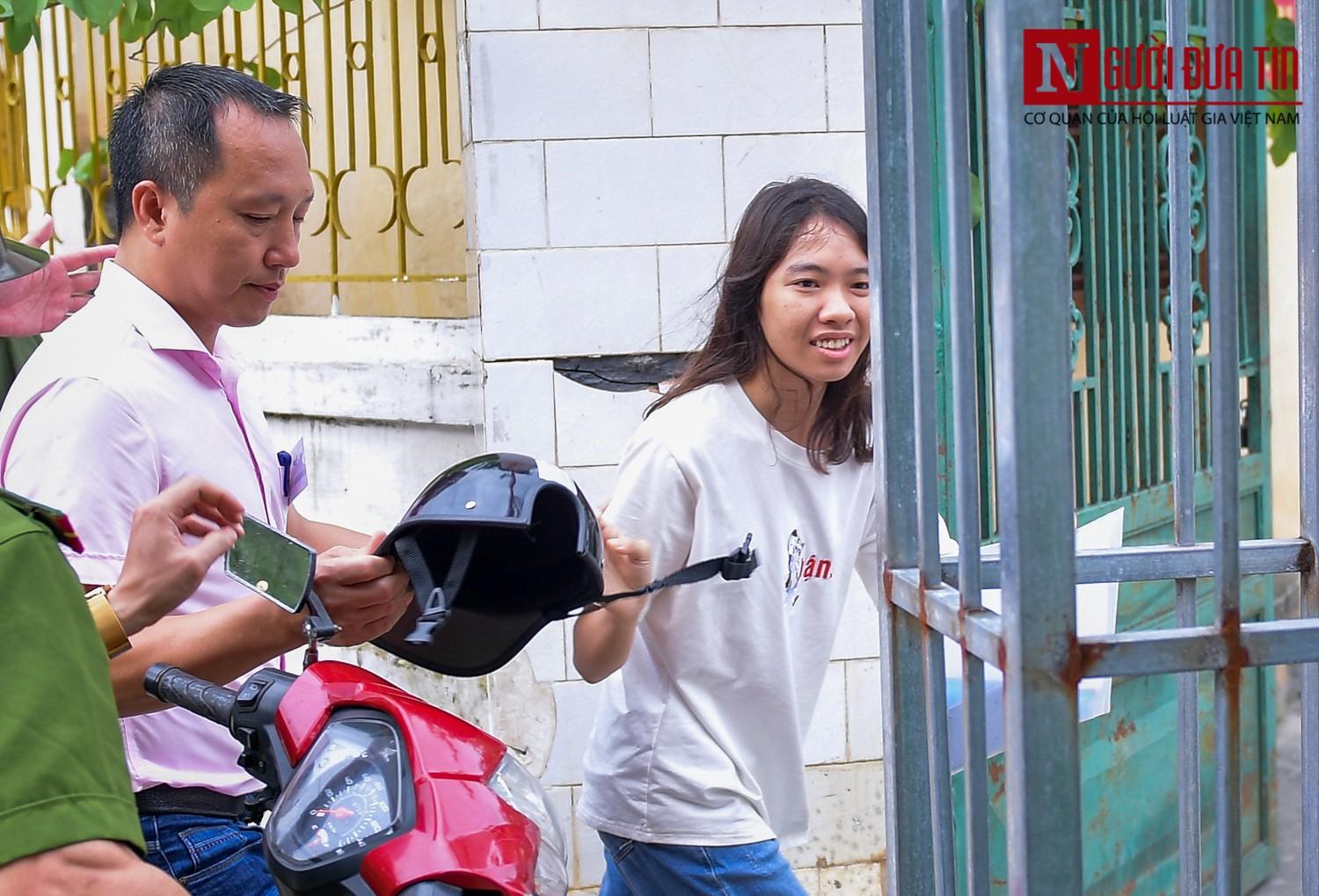 Hà Giang: Lại một thí sinh ngủ quên, CSGT sử dụng xe chuyên dụng đưa đến điểm thi-5