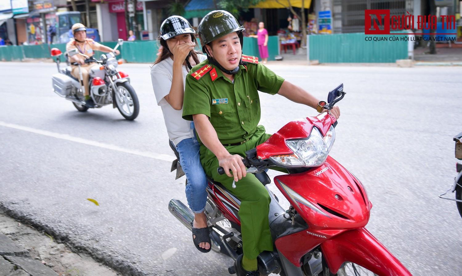 Hà Giang: Lại một thí sinh ngủ quên, CSGT sử dụng xe chuyên dụng đưa đến điểm thi-1