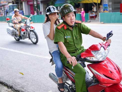 Hà Giang: Lại một thí sinh ngủ quên, CSGT sử dụng xe chuyên dụng đưa đến điểm thi