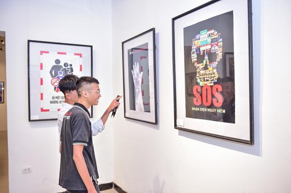 Triển lãm trưng bày 100 tranh cổ động ‘Cuộc sống không khói thuốc’-2