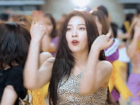 SIÊU ĐỘC: Red Velvet gọi team '500 anh em' vào video vũ đạo có 1-0-2, xinh đẹp nữ thần dù ăn mặc cực giản dị