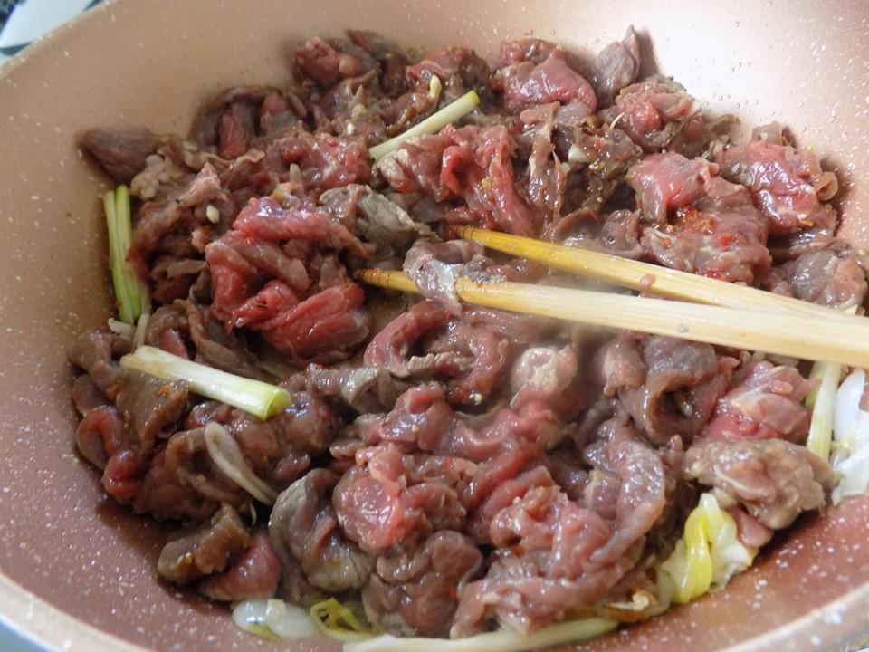 Cách làm bún bò xào đổi bữa cho ngày hè nóng nực chán cơm-2