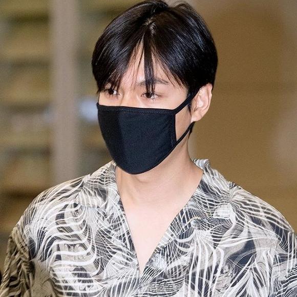 Lee Min Ho mặc đồ như đi du lịch biển nhưng mọi sự chú ý lại dồn vào chiếc nhẫn đeo ở ngón áp út-3