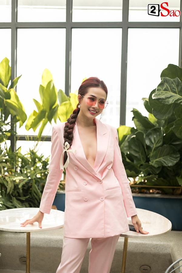 Khám túi hoa hậu được đại gia tặng nhẫn 5 tỷ: Giữa hàng hiệu sang chảnh vẫn nâng niu những thứ chỉ 1.000 đồng-1