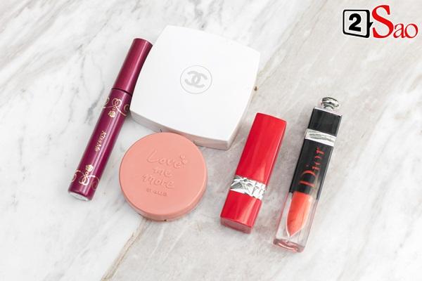 Khám túi hoa hậu được đại gia tặng nhẫn 5 tỷ: Giữa hàng hiệu sang chảnh vẫn nâng niu những thứ chỉ 1.000 đồng-6