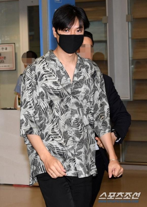 Lee Min Ho mặc đồ như đi du lịch biển nhưng mọi sự chú ý lại dồn vào chiếc nhẫn đeo ở ngón áp út-2