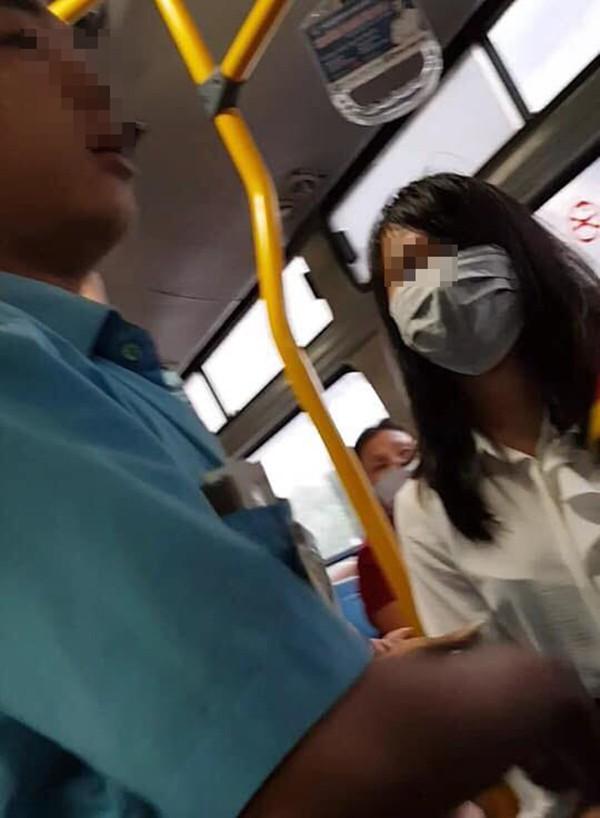 Thanh niên biến thái vạch của quý thủ dâm ngay sau lưng 2 cô gái trên xe buýt-2