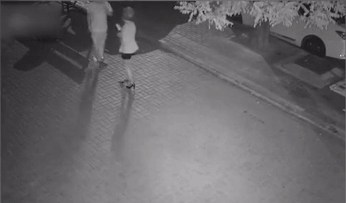 Clip: SỞN DA GÀ nhìn gã đàn ông tự nhiên lao vào ĐÁNH CÔ GÁI LẠ MẶT đến mất trí nhớ chỉ vì… cãi nhau với người yêu-1