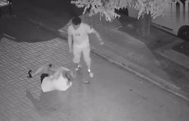 Clip: SỞN DA GÀ nhìn gã đàn ông tự nhiên lao vào ĐÁNH CÔ GÁI LẠ MẶT đến mất trí nhớ chỉ vì… cãi nhau với người yêu-2