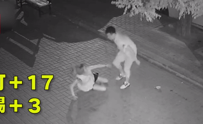 Clip: SỞN DA GÀ nhìn gã đàn ông tự nhiên lao vào ĐÁNH CÔ GÁI LẠ MẶT đến mất trí nhớ chỉ vì… cãi nhau với người yêu-3