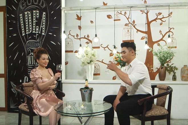 Vừa mới gặp mặt, hotgirl ngực khủng Mon 2K gây sốc khi hôn trai trẻ như nuốt lưỡi trên sóng truyền hình-4