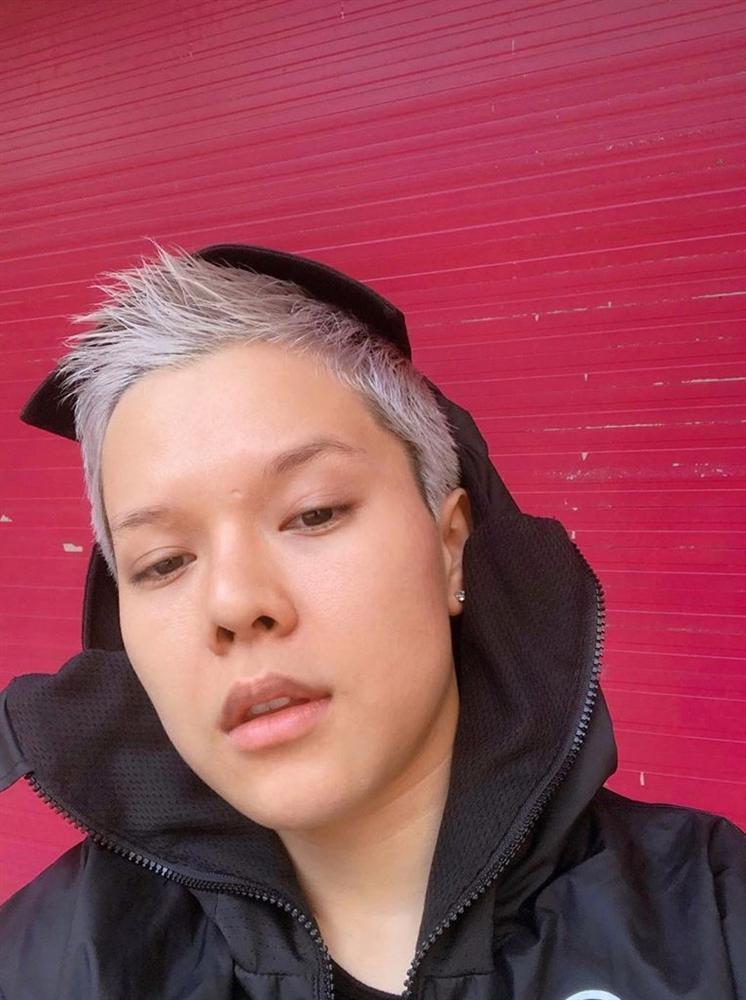 Tóc vừa dài ra được mấy cm, Tiên Tiên đã nhuộm ngay màu bạch kim trắng phớ trấts đừng hỏi-7