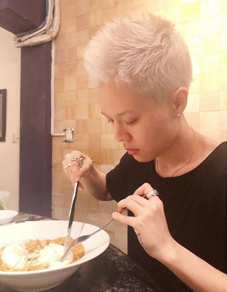 Tóc vừa dài ra được mấy cm, Tiên Tiên đã nhuộm ngay màu bạch kim trắng phớ trấts đừng hỏi-3