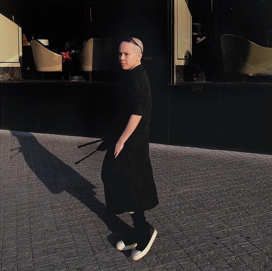 Tóc vừa dài ra được mấy cm, Tiên Tiên đã nhuộm ngay màu bạch kim trắng phớ trấts đừng hỏi-1