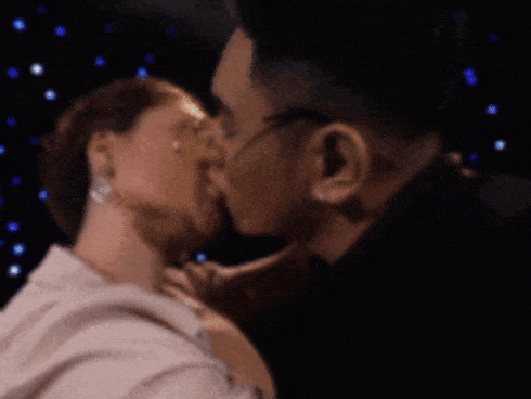 Vừa mới gặp mặt, hotgirl ngực khủng Mon 2K gây sốc khi hôn trai trẻ như nuốt lưỡi trên sóng truyền hình-7