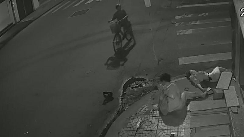 Clip: Tài xế taxi gây tai nạn xong đứng nhìn người tử vong, người giãy đành đạch... rồi bỏ đi!-4