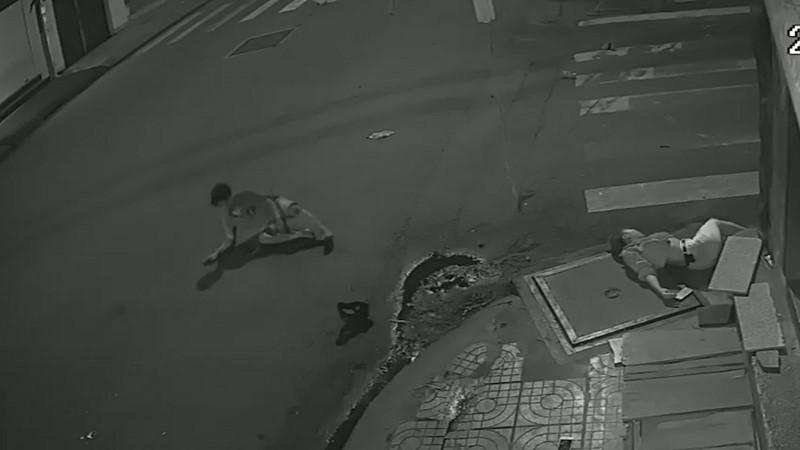 Clip: Tài xế taxi gây tai nạn xong đứng nhìn người tử vong, người giãy đành đạch... rồi bỏ đi!-5