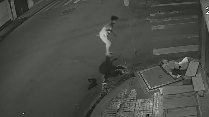 Clip: Tài xế taxi gây tai nạn xong đứng nhìn người tử vong, người giãy đành đạch... rồi bỏ đi!-6