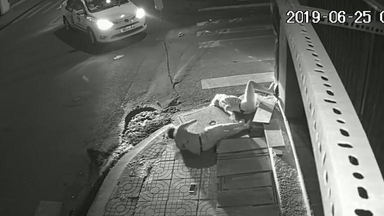 Clip: Tài xế taxi gây tai nạn xong đứng nhìn người tử vong, người giãy đành đạch... rồi bỏ đi!-1