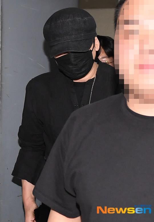 Goo Hara lộ áo ngực ngay lần đầu tiên tái xuất sân khấu sau scandal tự tử-3