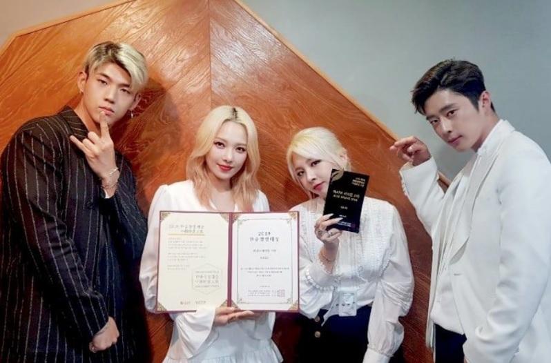 Goo Hara lộ áo ngực ngay lần đầu tiên tái xuất sân khấu sau scandal tự tử-9