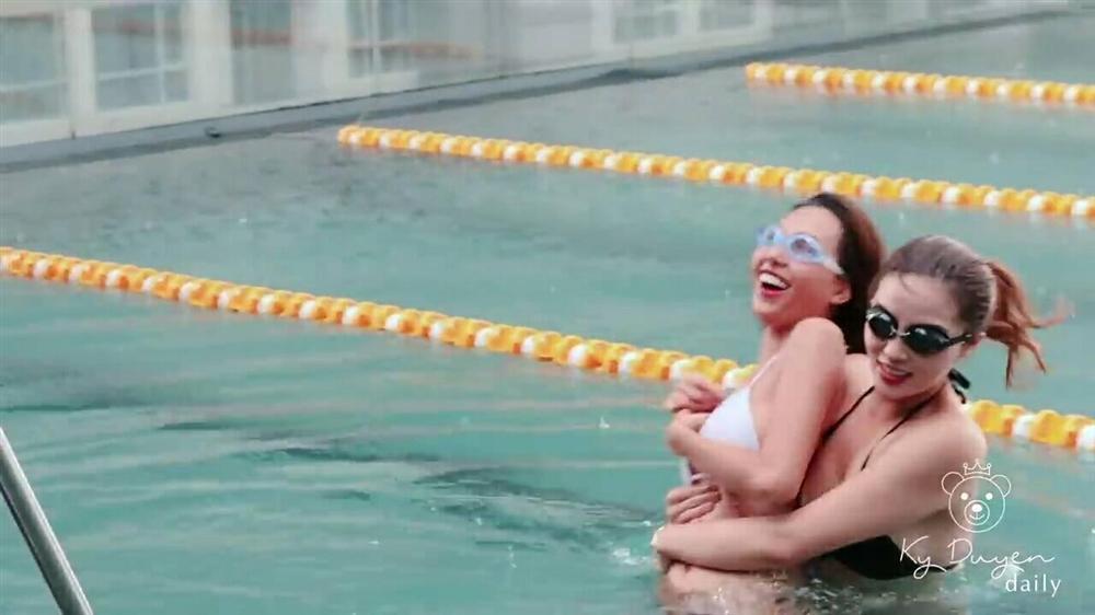Ảnh nude chưa kịp nguội, Kỳ Duyên lại lộ khoảnh khắc liên tiếp ôm ấp Minh Triệu trong hồ bơi-5