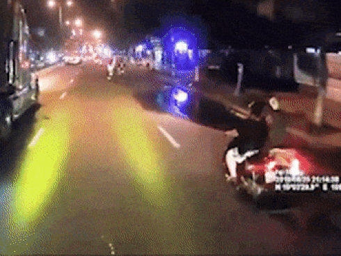 Clip: Chị nông dân bị say xe, ngủ thiếp trên xe khách và hành động lén lút của gã đàn ông khiến ai cũng sốc-2