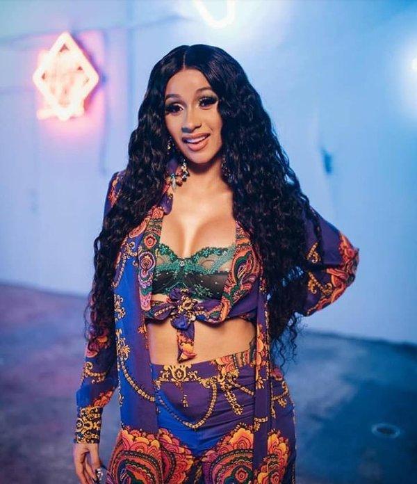 MV của Cardi B gây sốc: Đồng tính nữ, chém giết, la hét, và khỏa thân gần như... hoàn toàn!-2