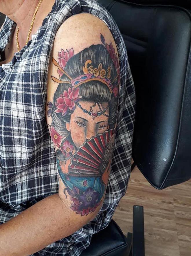 Xăm nguyên gương mặt một cô gái lên bắp tay, cụ bà khiến dân mạng trầm trồ vì quá ngầu-3