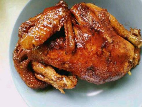 Cho ngay con gà vào nồi cơm điện, không thêm nước, 40 phút sau có món nướng tuyệt ngon