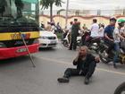 Hà Nội: Tài xế xe 3 gác ngồi giữa đường sau khi xảy ra va chạm với xe buýt