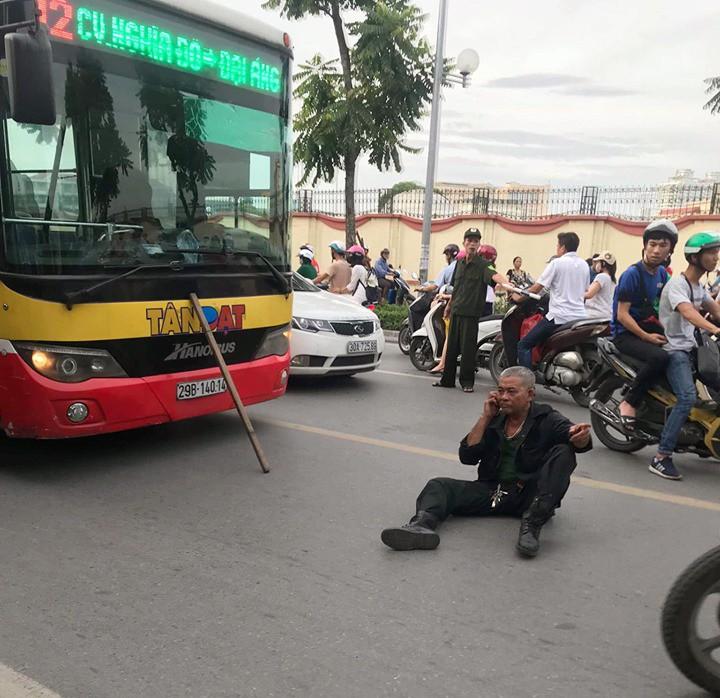 Hà Nội: Tài xế xe 3 gác ngồi giữa đường sau khi xảy ra va chạm với xe buýt-1