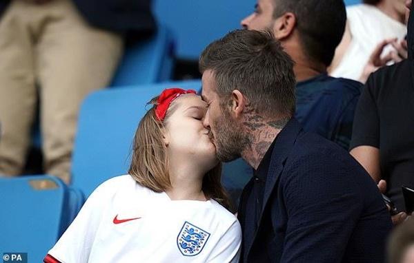 David Beckham tiếp tục hôn môi con gái 8 tuổi khi đi xem bóng-1
