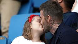 David Beckham tiếp tục hôn môi con gái 8 tuổi khi đi xem bóng
