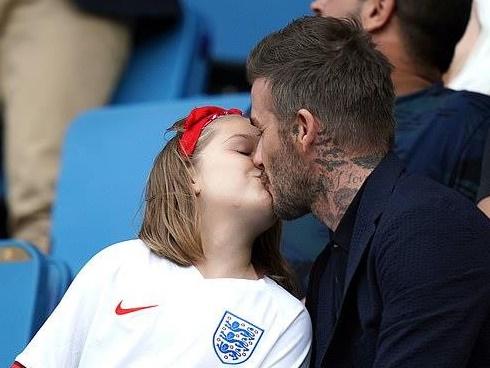 David Beckham tiếp tục hôn môi con gái khi đi xem bóng