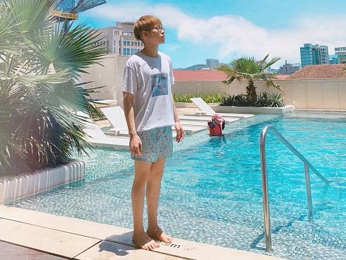 Đức Phúc đi phơi nắng nhưng dân mạng chỉ quan tâm tới 'body hệt con gái' và chiếc quần đùi quá xinh