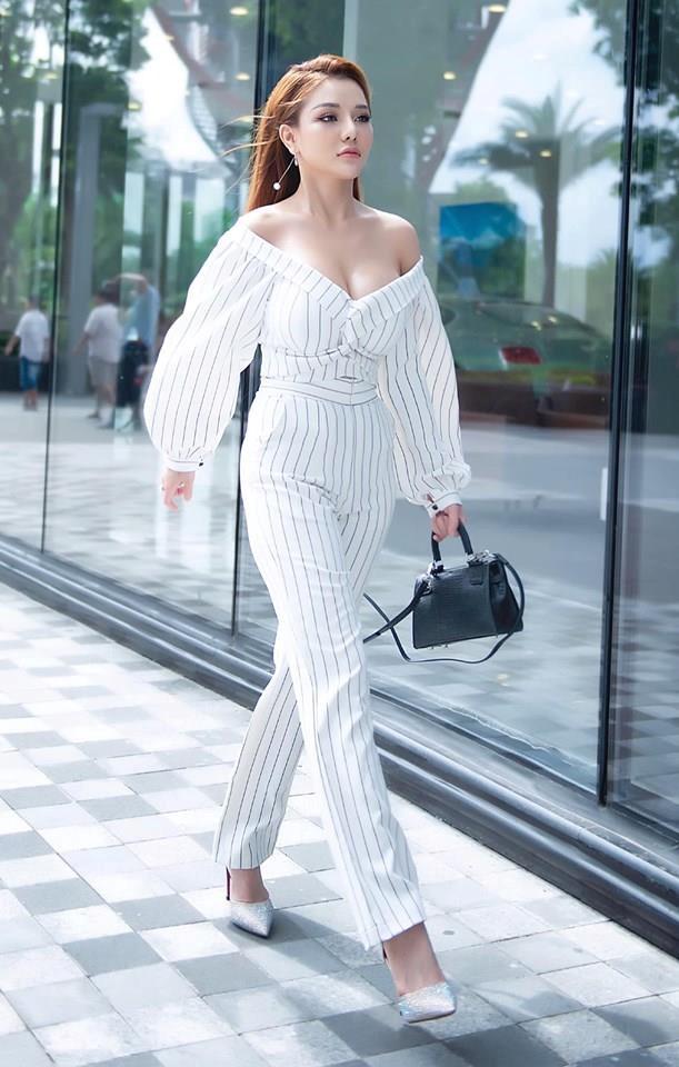 Khóa môi táo bạo trên truyền hình, Mon 2K không hẹn hò ảo thuật gia-1