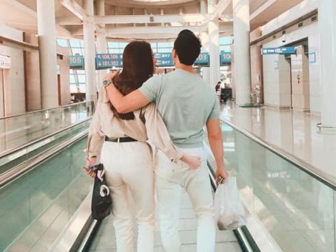 Vừa kỷ niệm 2 năm yêu nhau, Hồ Ngọc Hà đã để lộ ảnh vô tư 'sàm sỡ' vòng 3 của Kim Lý