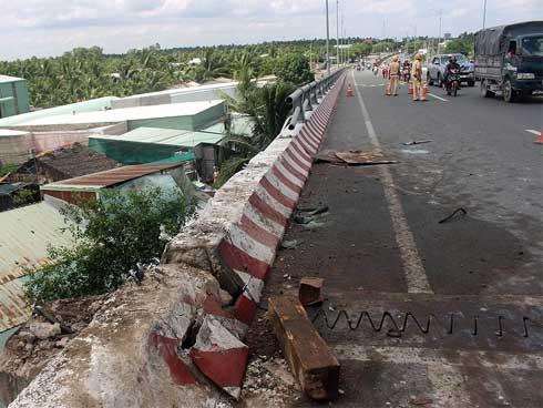 2 ô tô chạy cùng chiều rơi cầu Hàm Luông, thêm 2 người thiệt mạng
