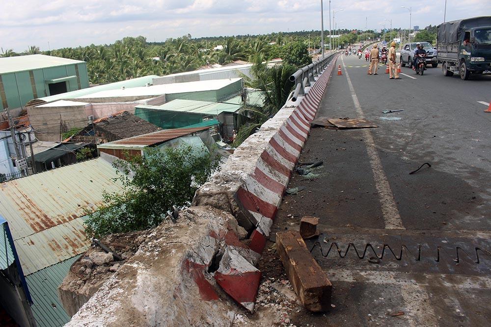 2 ô tô chạy cùng chiều rơi cầu Hàm Luông, thêm 2 người thiệt mạng-3