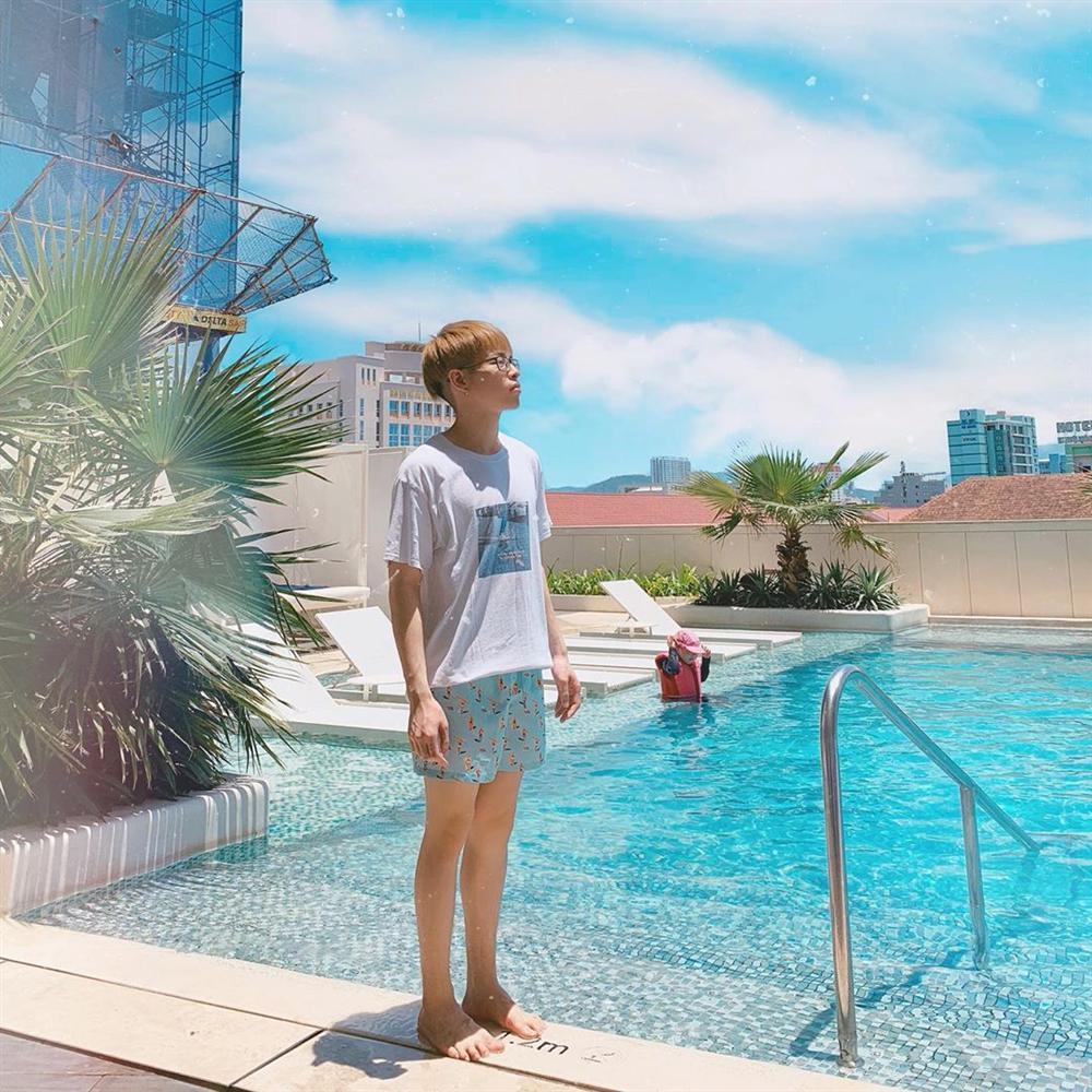 Đức Phúc đi phơi nắng nhưng dân mạng chỉ quan tâm tới body hệt con gái và chiếc quần đùi quá xinh-1