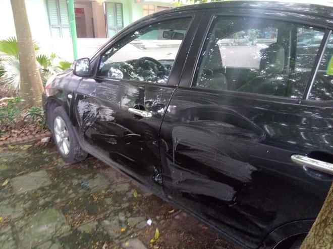 Chỉ vì không gửi xe vào bãi, 2 chiếc ô tô ở Hà Nội bị tạt axit, cào xước như ma trận-3