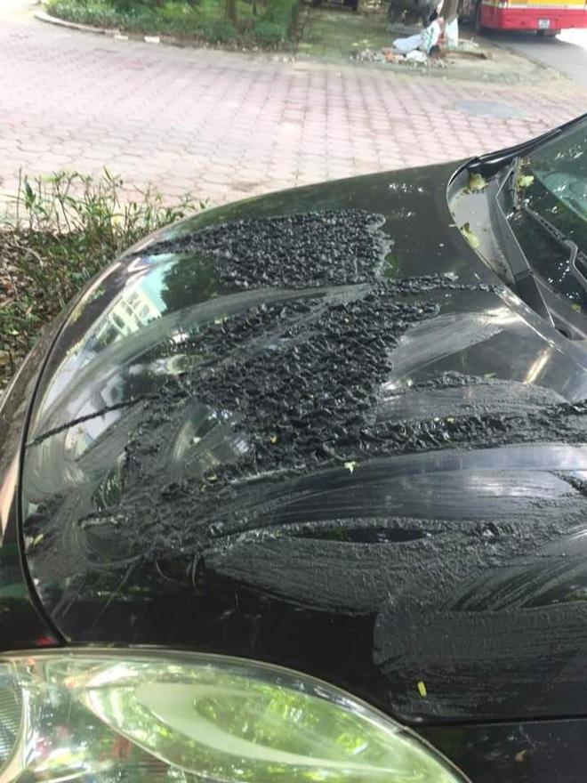 Chỉ vì không gửi xe vào bãi, 2 chiếc ô tô ở Hà Nội bị tạt axit, cào xước như ma trận-2