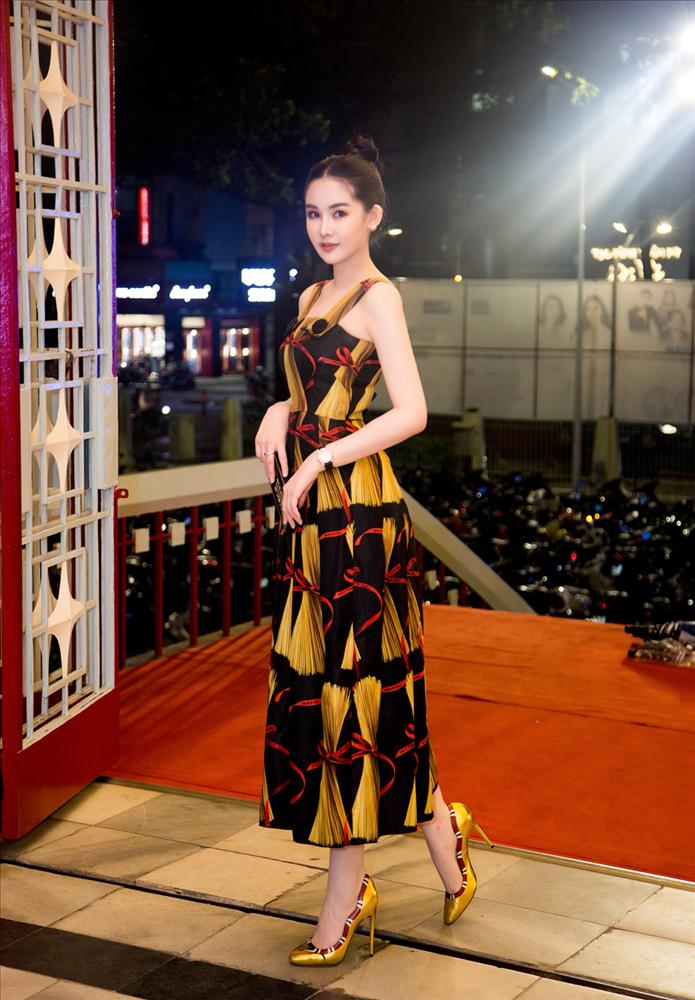 SAO MẶC ĐẸP: Lan Khuê xuất sắc giấu bụng bầu 5 tháng - Thúy Ngân khoe dáng đẹp như tạc với jumpsuit bó sát-2