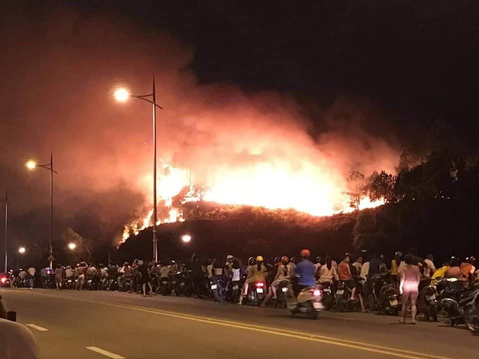 Clip: Cháy rừng chưa từng có ở Hà Tĩnh, nguy cơ ngắt đôi điện Bắc - Trung - Nam-1